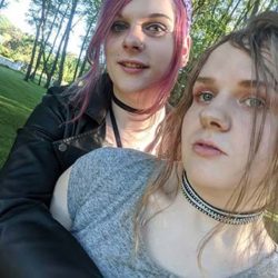 Deux copines transsexuelles en mode drague à Annemasse